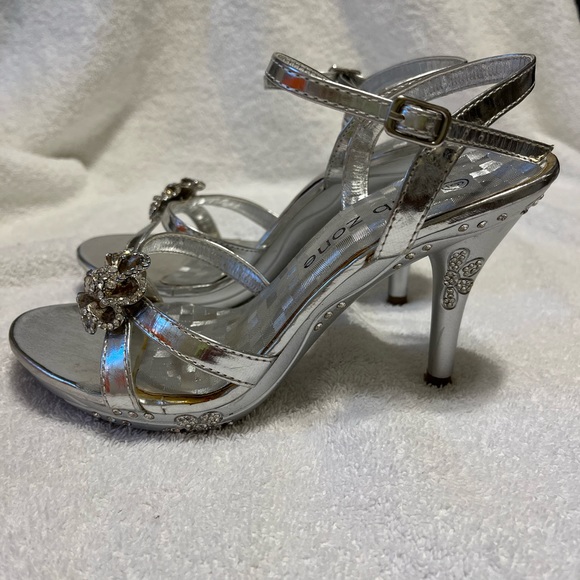 Silver Heels, size 6 - Picture 4 of 12